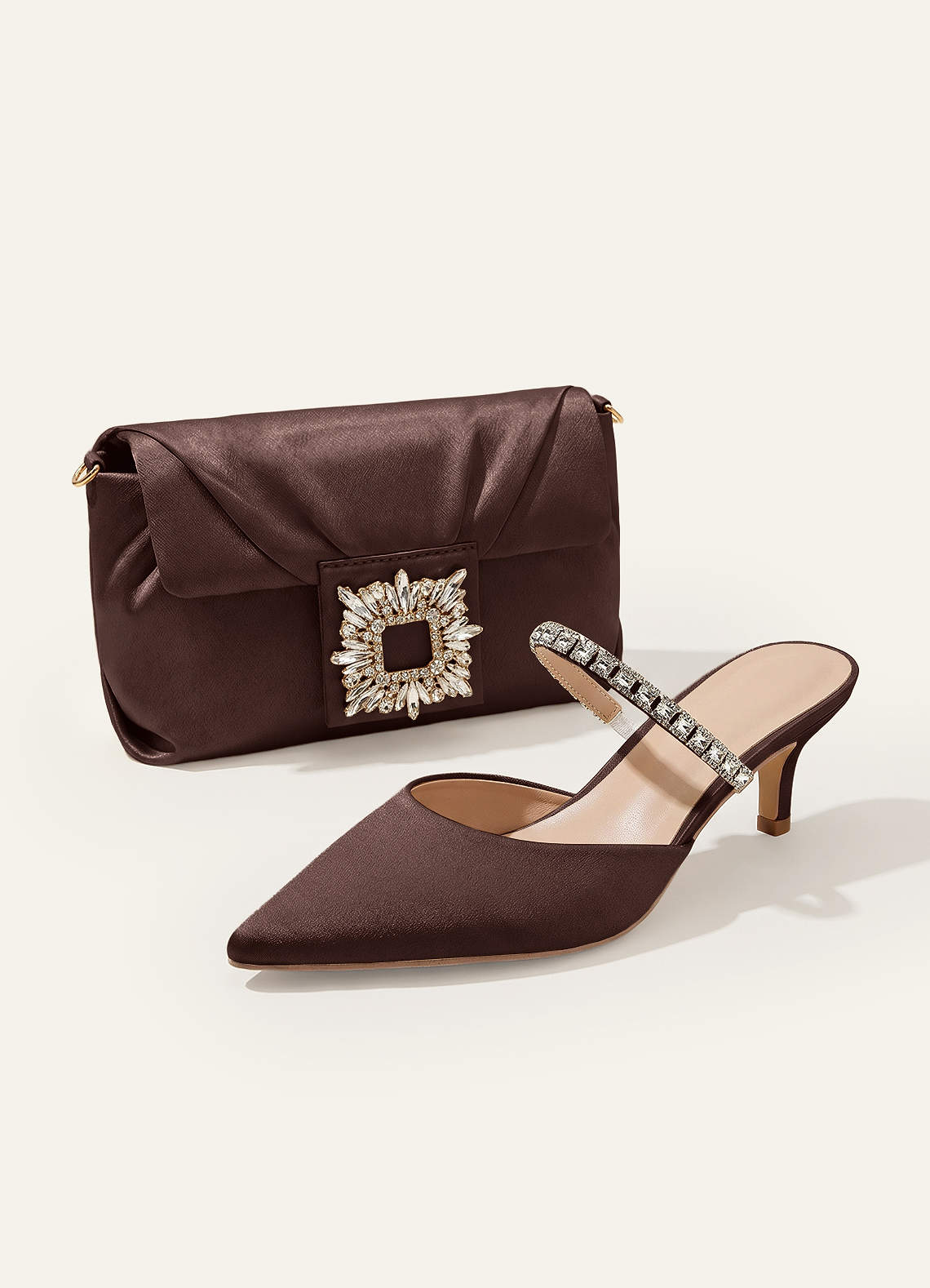 front Conjunto de sapatos de salto baixo e carteira em cetim elástico com strass, em cores combinando.