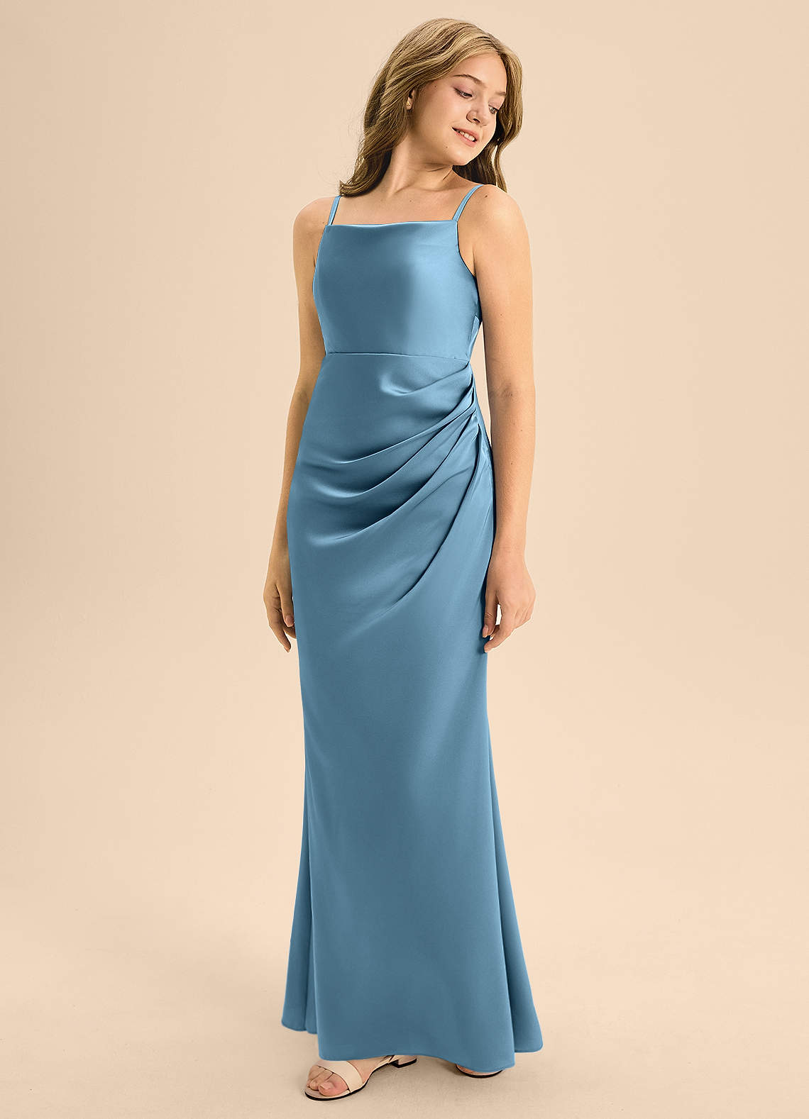Azazie Renna Junior Vestido de Azul Acero de Satén Elástico de Corte En A con Plisado image1