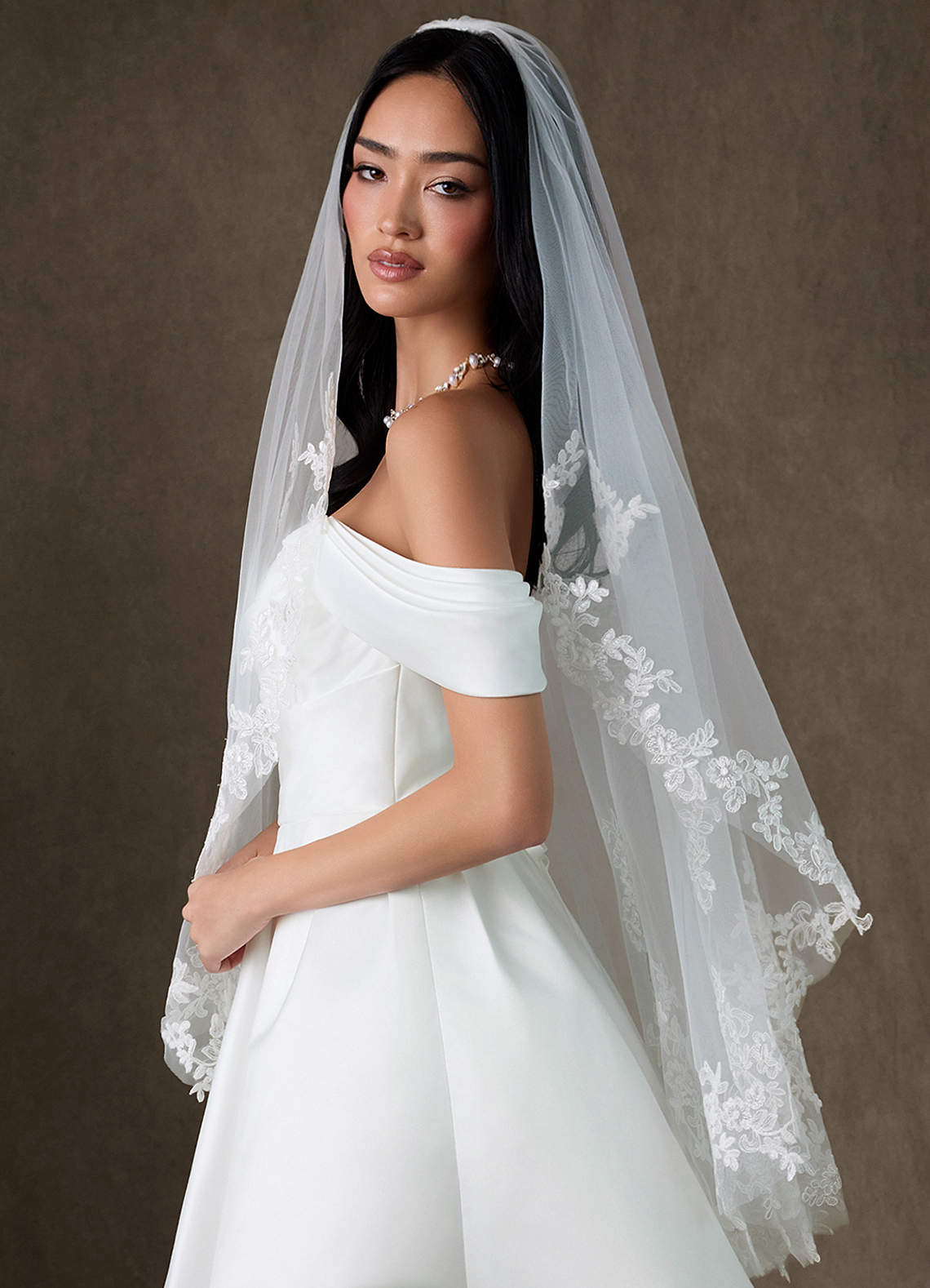 front Véu de renda com borda de pétalas em flor na ponta dos dedos