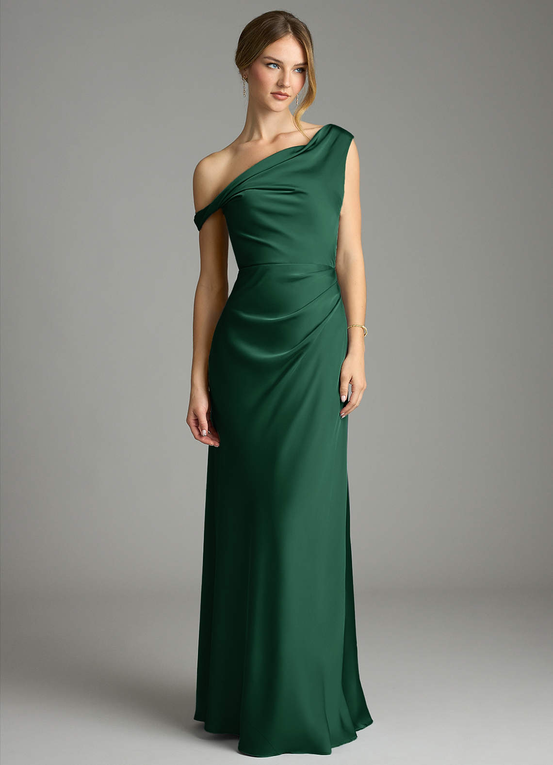 Azazie Emerson Jurken voor bruidsmeisjes Jurk van Stretch Satijn met Zeemeermin Off the Shoulder Donkergroen image3