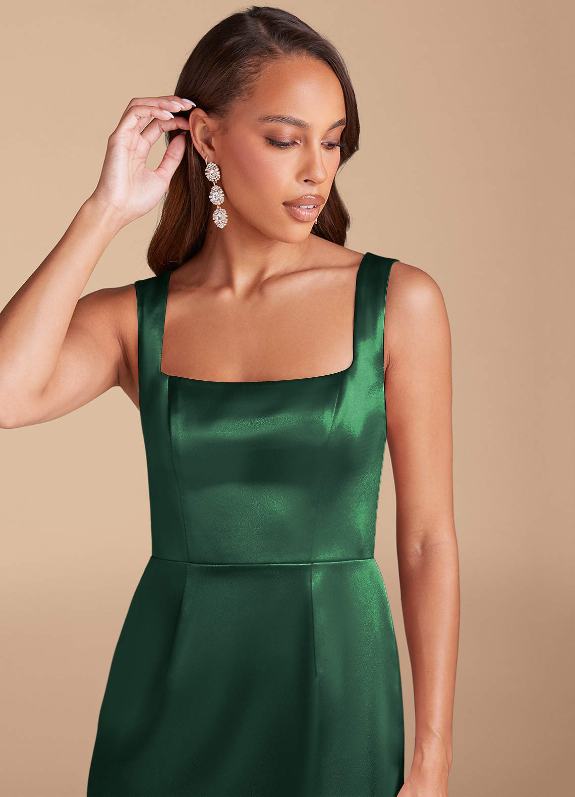 Azazie Flori Vestidos de damas de honor Vestido de Verde Oscuro de Satén Metálico de Corte Recto con Corte Lateral image1