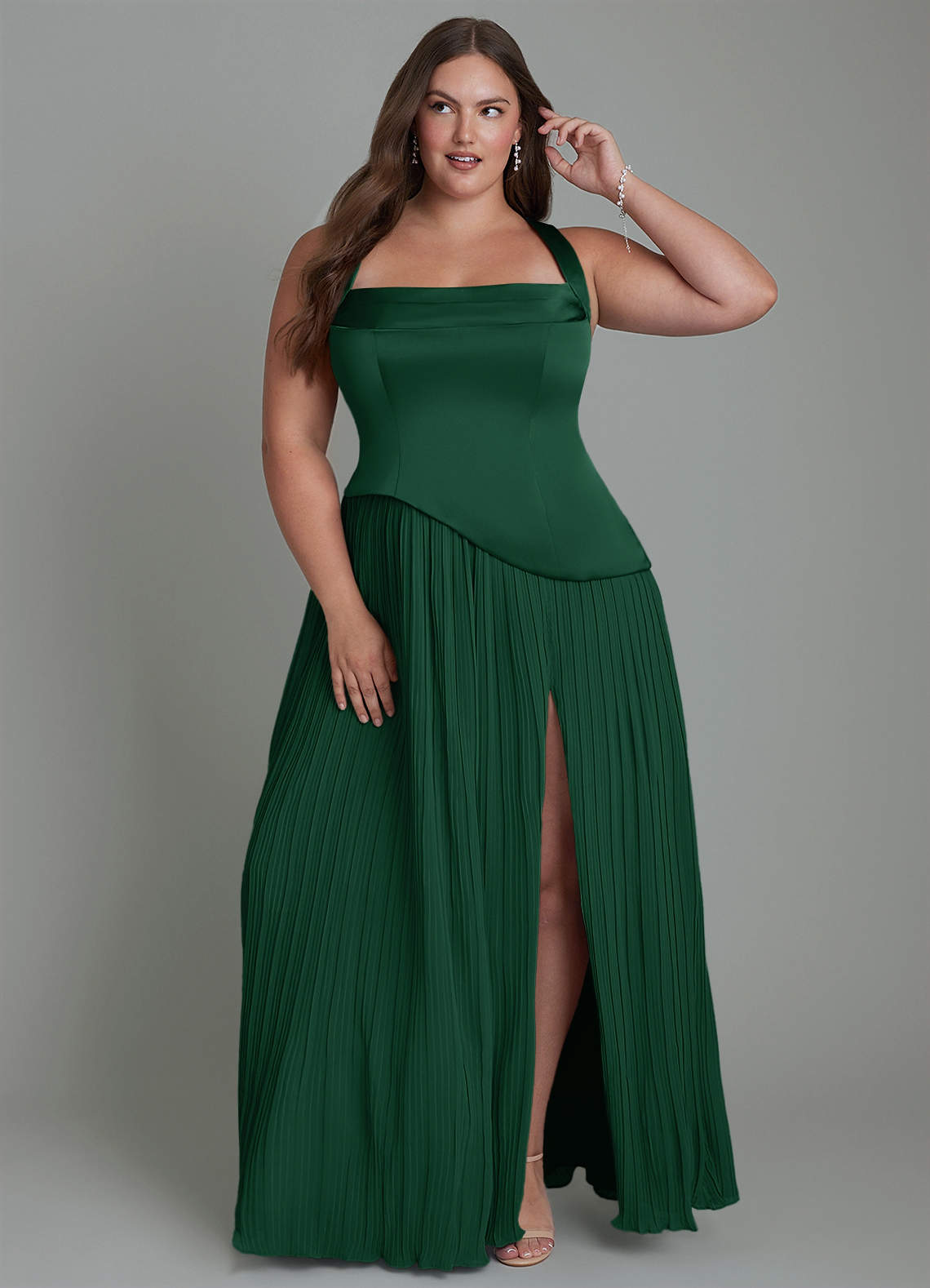 Azazie Stephanie Abiti da Damigella Abito A-Line in Raso Elasticizzato Plissettato Verde Scuro image1