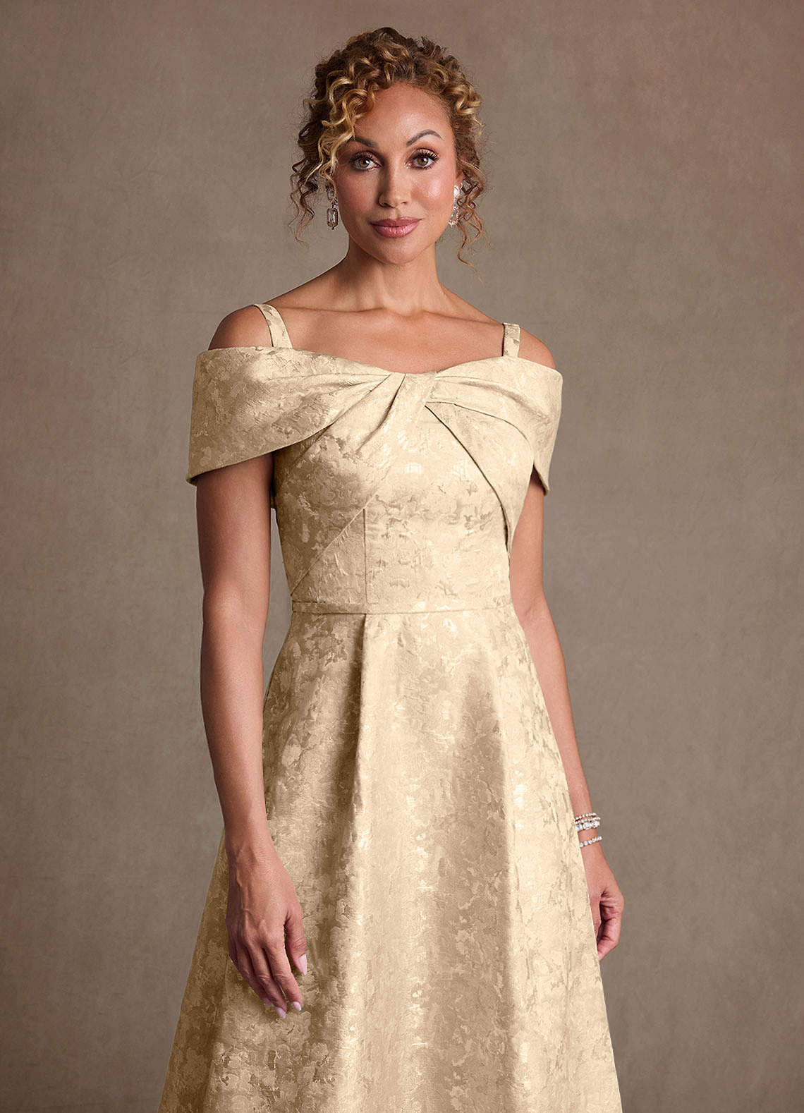 Azazie Harriett Slutrea Klänning A-Line i Blommig Jacquard Off the shoulder Champagne image4
