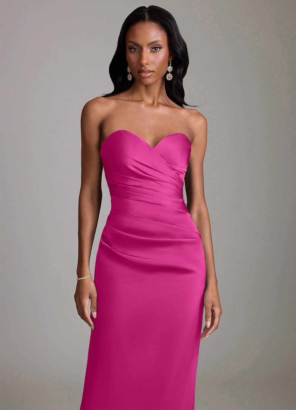 Azazie Sonora Robes de demoiselle d'honneur Robe Fourreau en Satin extensible Sans bretelles Fuchsia image4