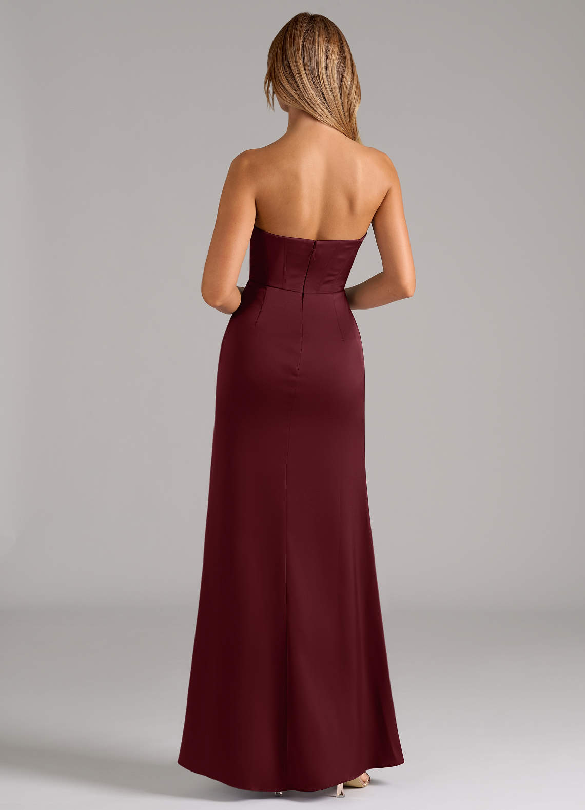 Azazie Johana Robes de demoiselle d'honneur Robe Sirène Convertible en Satin extensible Épaule décolletée Cabernet image6
