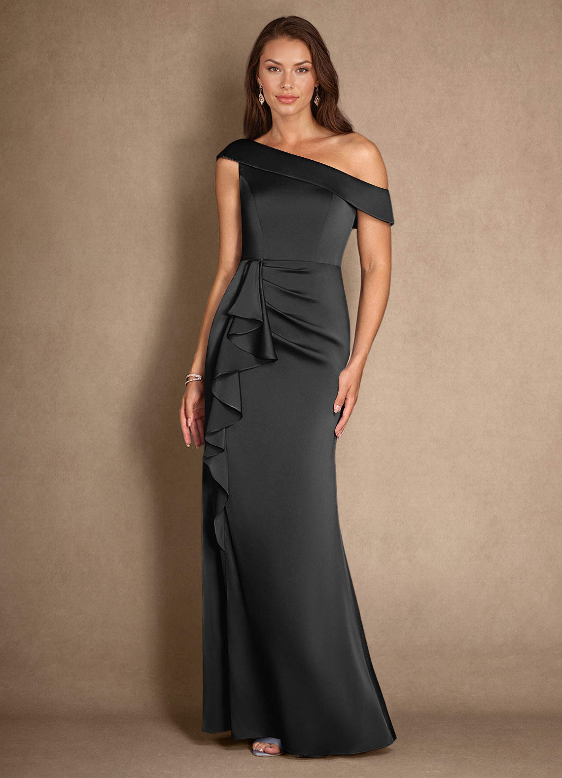 Azazie Hamptons Vestidos para mãe da noiva Vestir Preto de Cetim elástico de Linha A com Plissado image3
