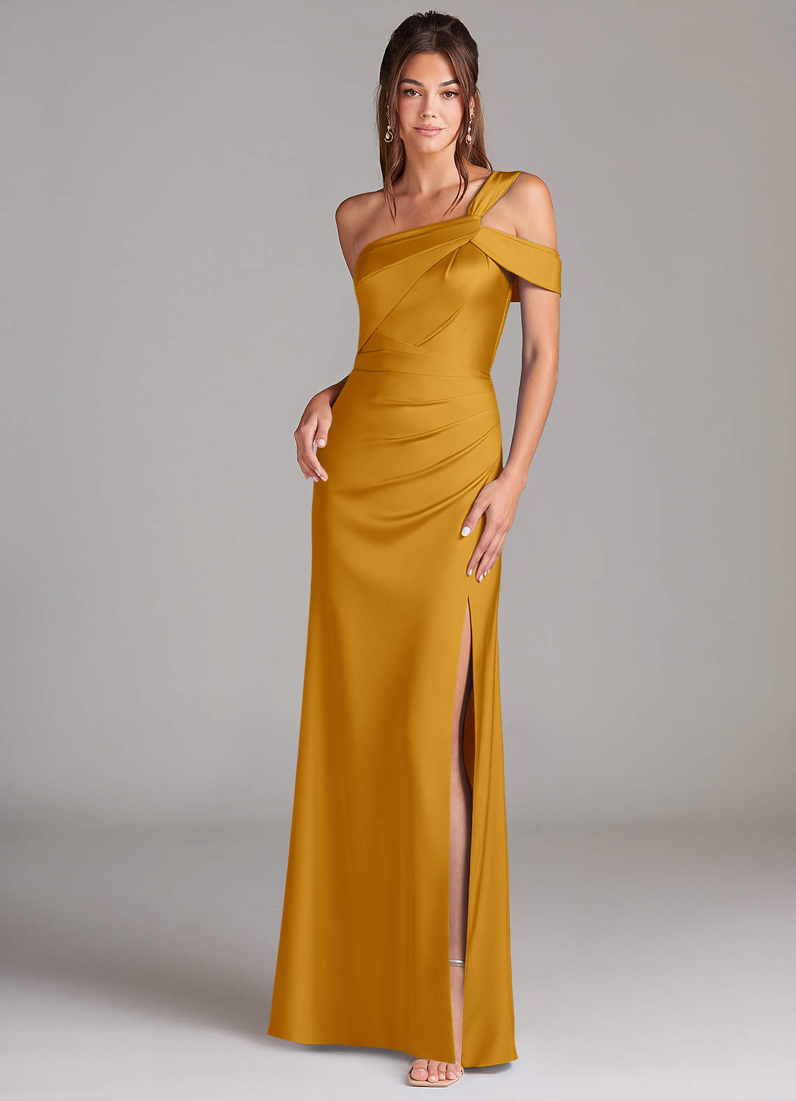 Azazie Wynter Vestidos de damas de honor Vestido de Caramelo de Satén Elástico de Corte Recto con Vestidos sin tirantes image1