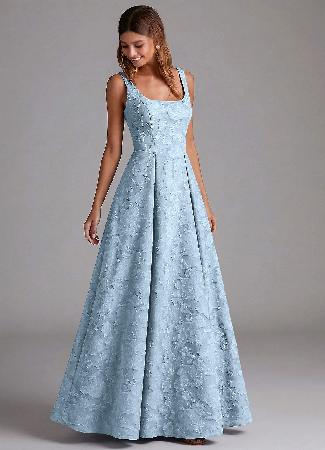 Azazie Amalie Vestidos de damas de honor Vestido de Azul Cielo de Devorado Floral de Corte en A con Plisado image4