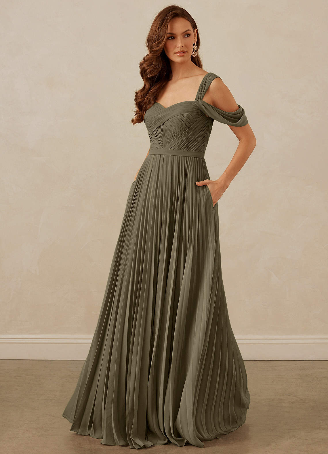 Christian Siriano Bridal for Azazie 1013 Vestidos de damas de honor Vestido de Verde Sauce de Gasa de Corte en A con Vestidos sin tirantes image1