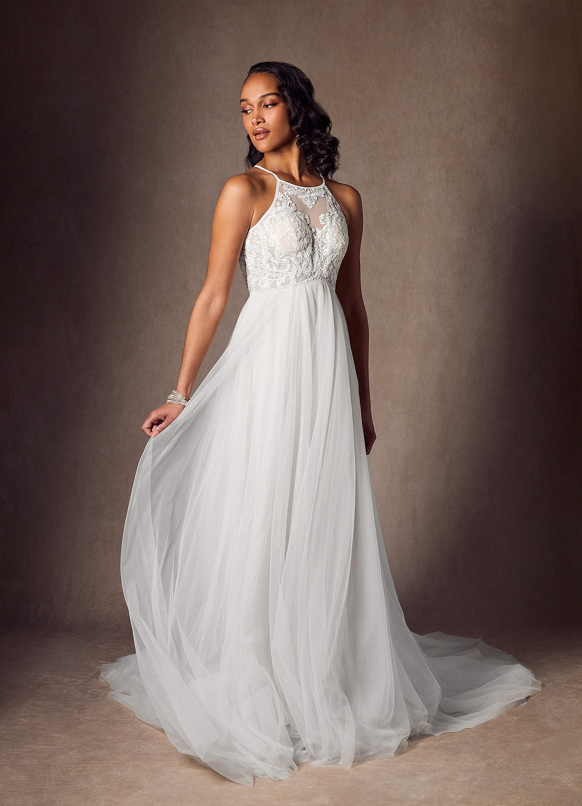 Azazie Odell Vestidos de novia Vestido de Diamante Blanco de Tul de Corte en A con Halter Lentejuelas image6