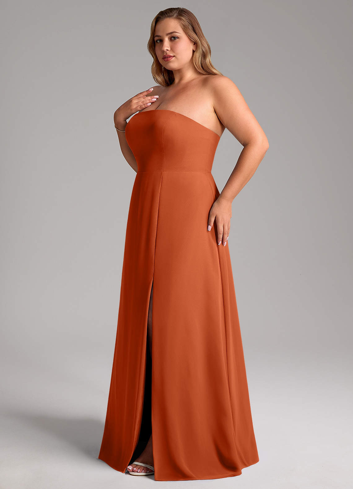 Azazie Wren Essayer des robes à la maison Robe Trapèze Convertible en Mousseline de soie Fente Latérale Auburn image12