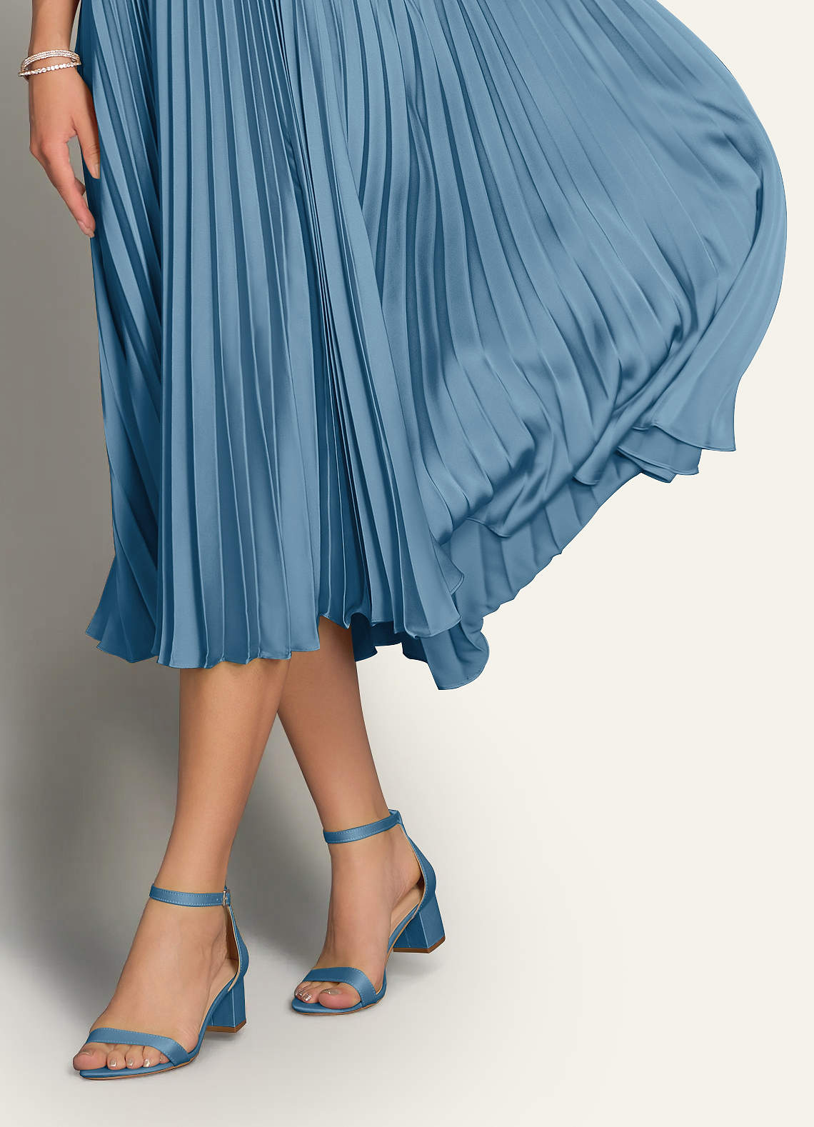 front Sandalias de tacón de bloque con hebilla de una tira de satén mate de color a juego