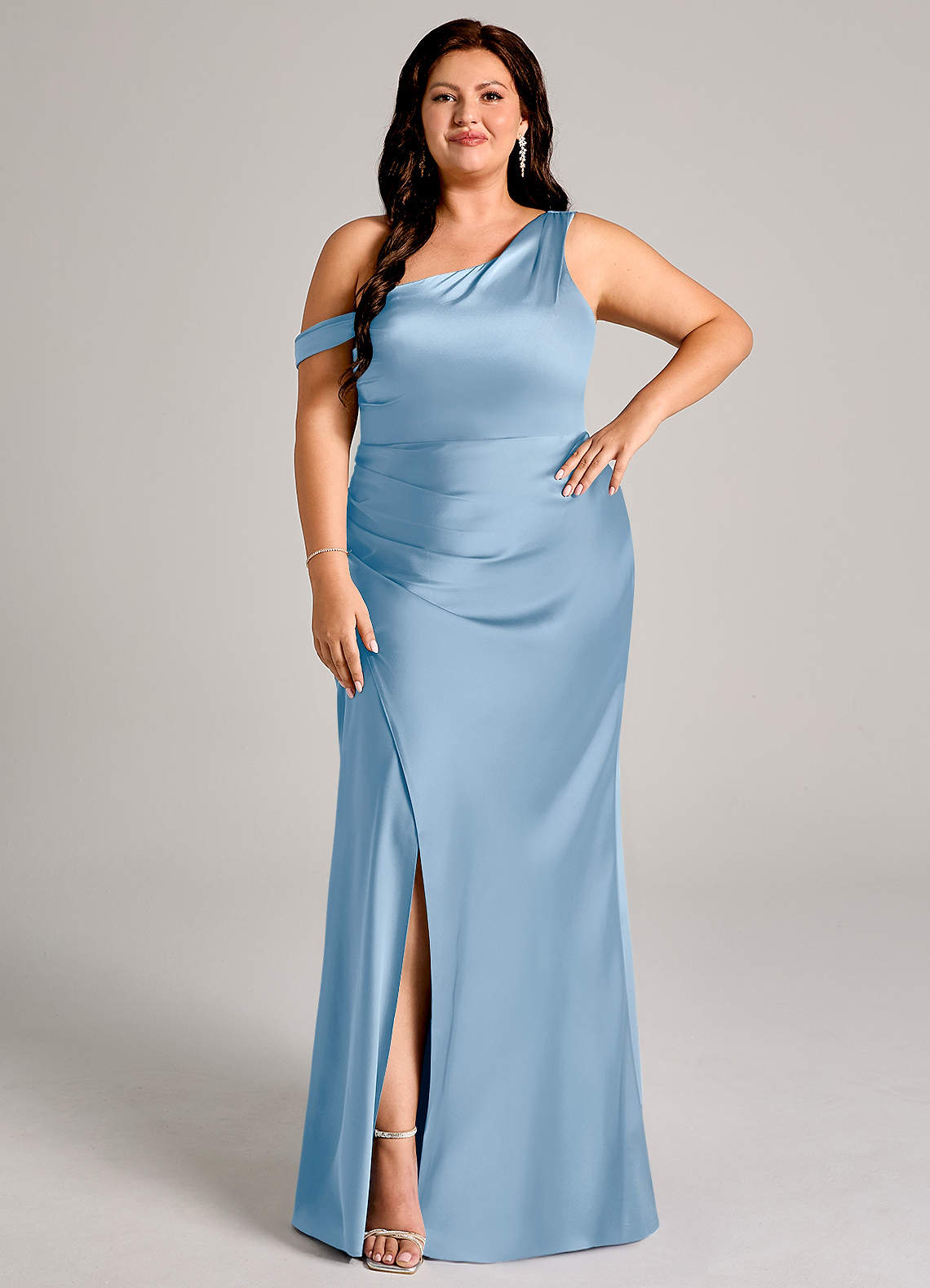Azazie Madelyn Robes de demoiselle d'honneur Robe Sirène Convertible en Satin extensible Une épaule Poudre Bleue image9
