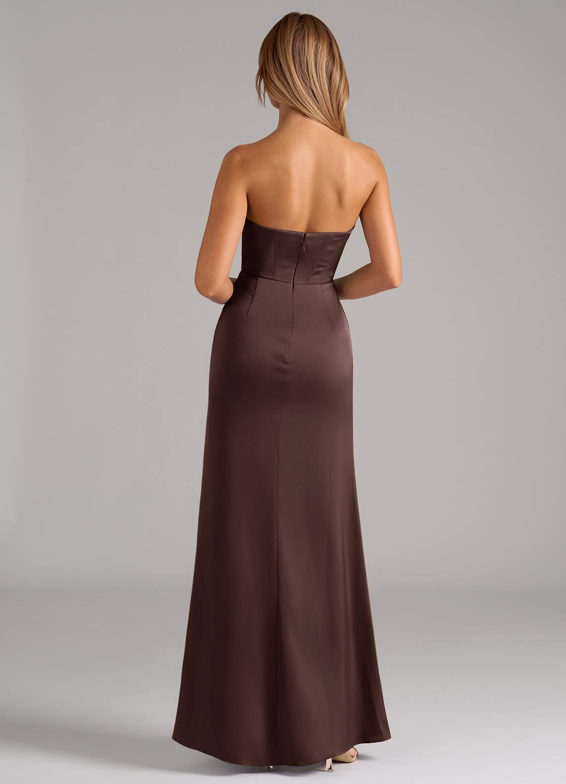 Azazie Johana Robes de demoiselle d'honneur Robe Sirène Convertible en Satin extensible Épaule décolletée Ganache image6