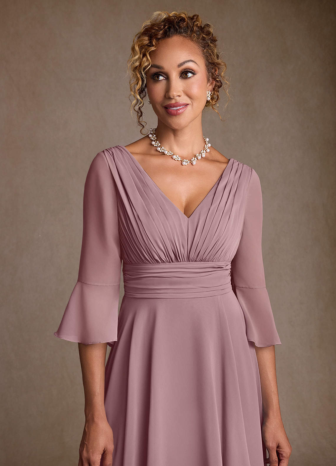 Azazie Aerynne Vestidos para mãe da noiva Vestido Rosa Empoeirada de Chiffon de Linha A com Plissado image4
