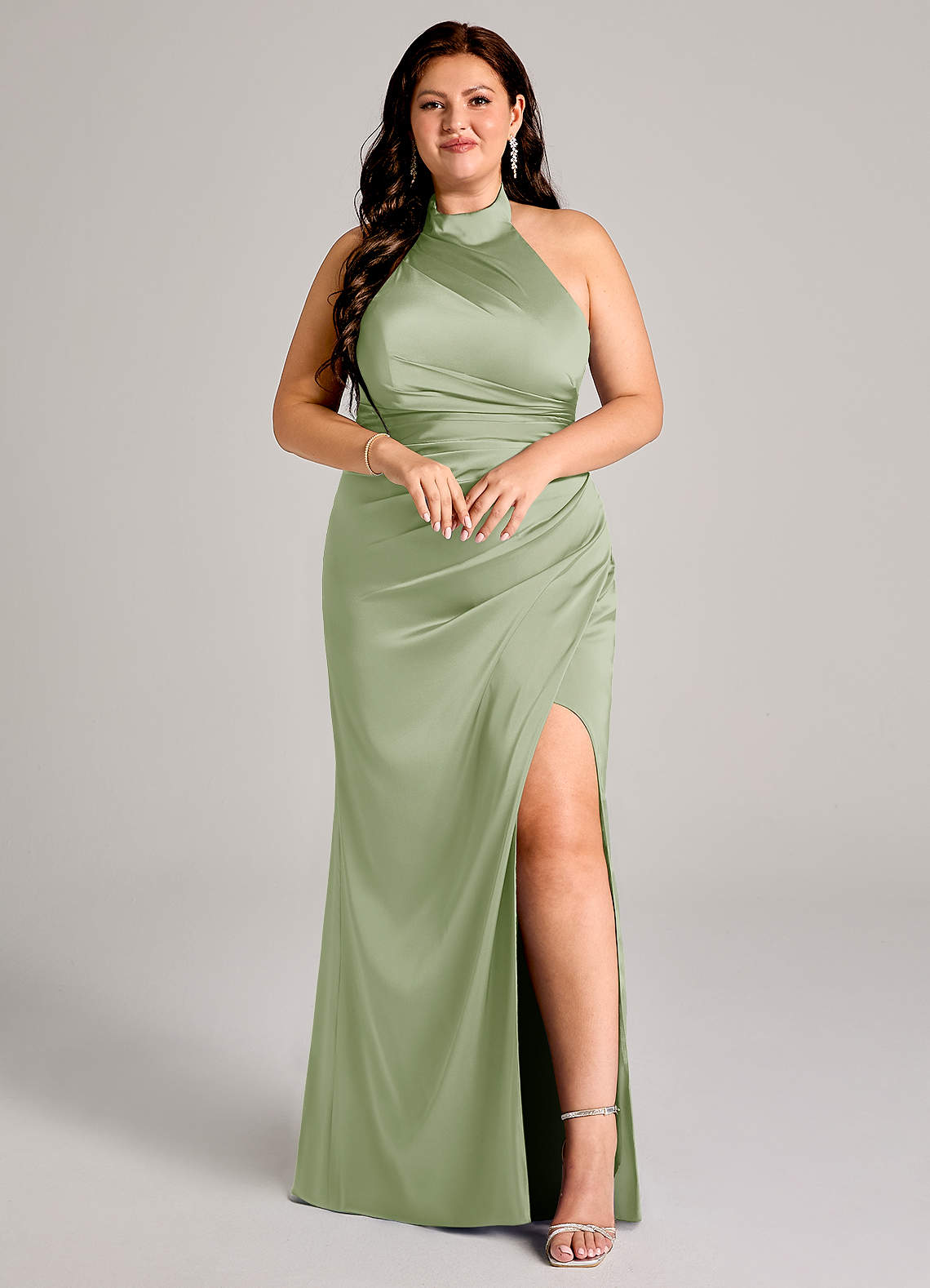 Azazie Jemma Abiti da Damigella Abito Tubino in Raso Elasticizzato Plissettato Verde Salvia image1