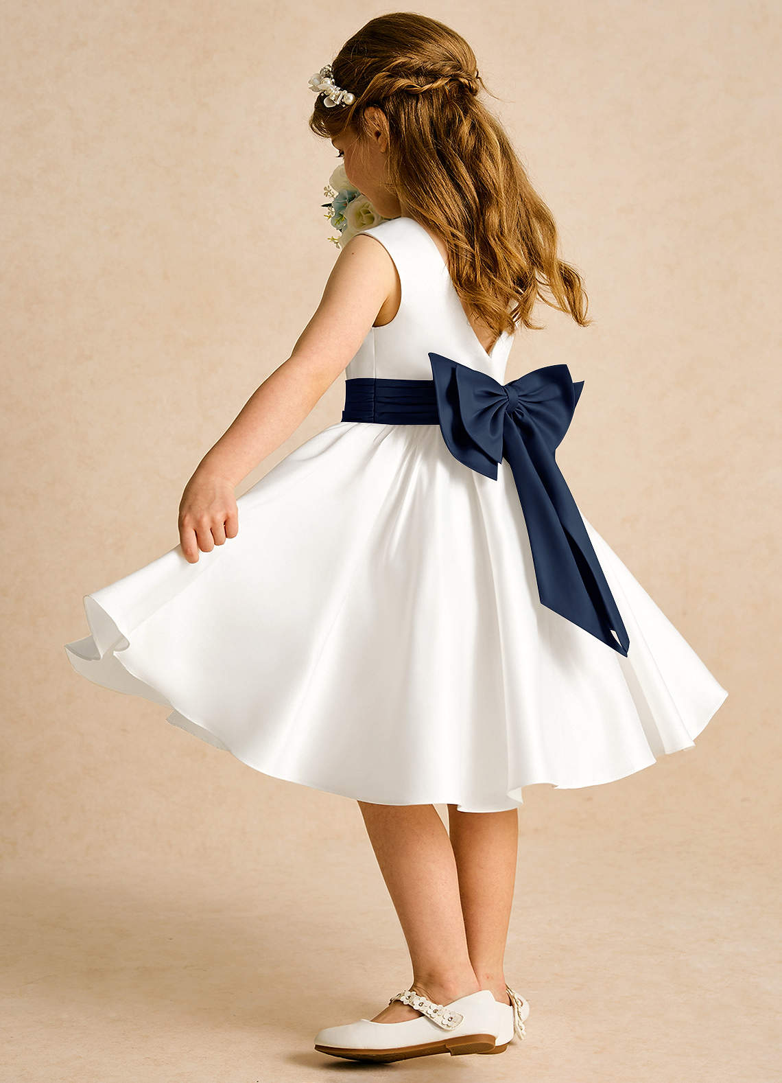 Azazie Sosie Vestidos de florista Vestido Marfim Marinho Escuro de Cetim fosco de Linha A com Plissado image3