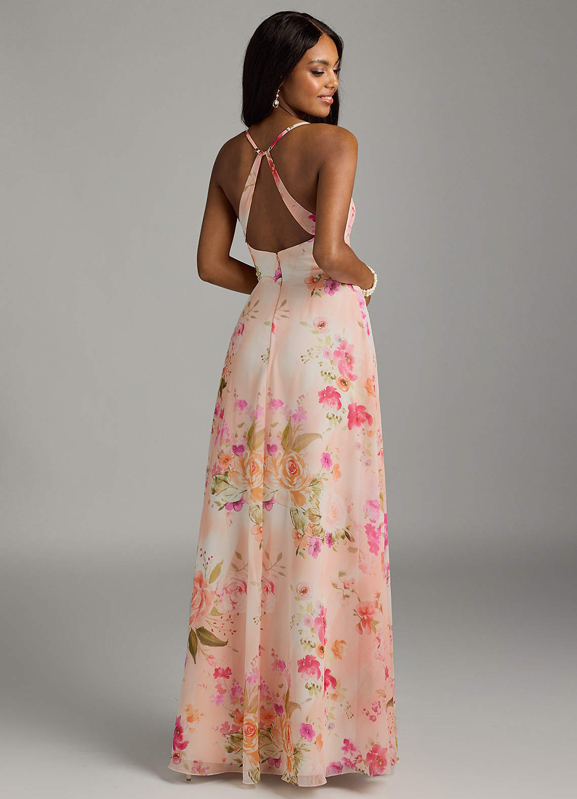 Azazie Davis Essayer des robes à la maison Robe Trapèze en Mousseline de soie Col en V Bouquet Florale Abstrait image6