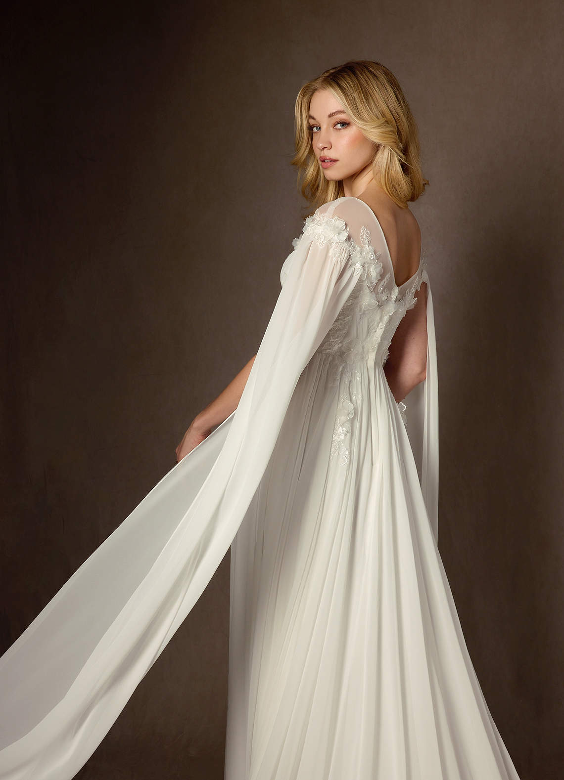 Azazie Linnea Vestidos de novia Vestido de Crema de Gasa de Corte en A con Scoop image9