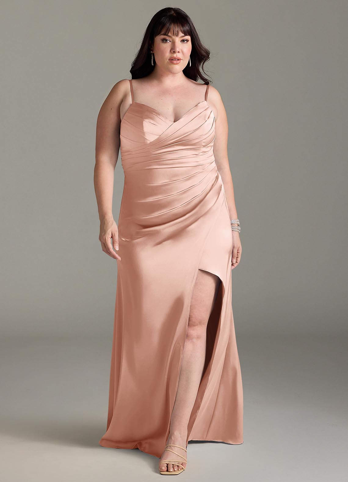 Azazie Yola Brudtärnklänningar Klä av Tubklänning i Stretch Satin V-ringad veckad Roséguld Konvertibel image1