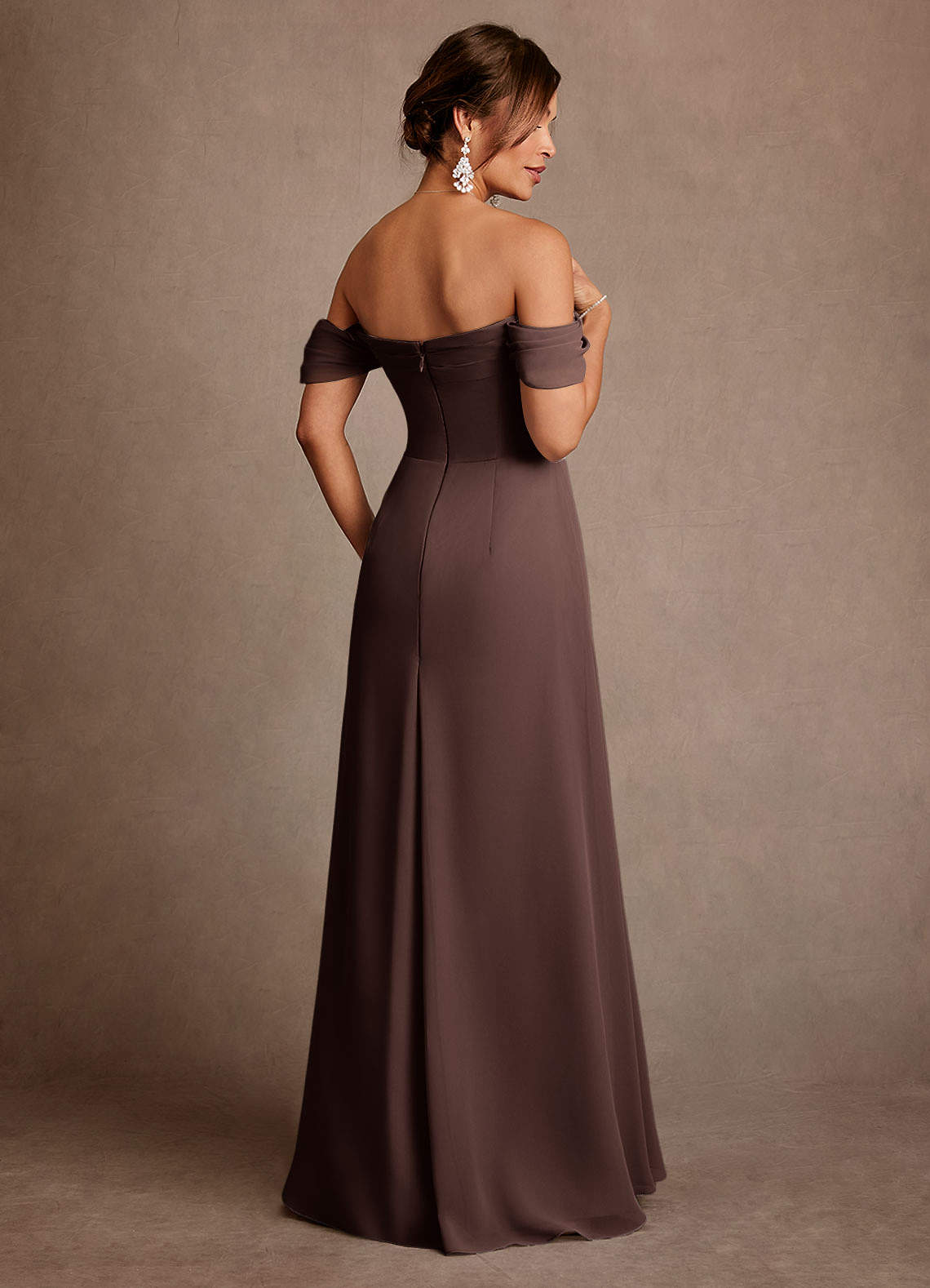 Azazie Amherst Mère de la mariée Robes Robe Trapèze en Mousseline de soie Épaule décolletée Ganache image2