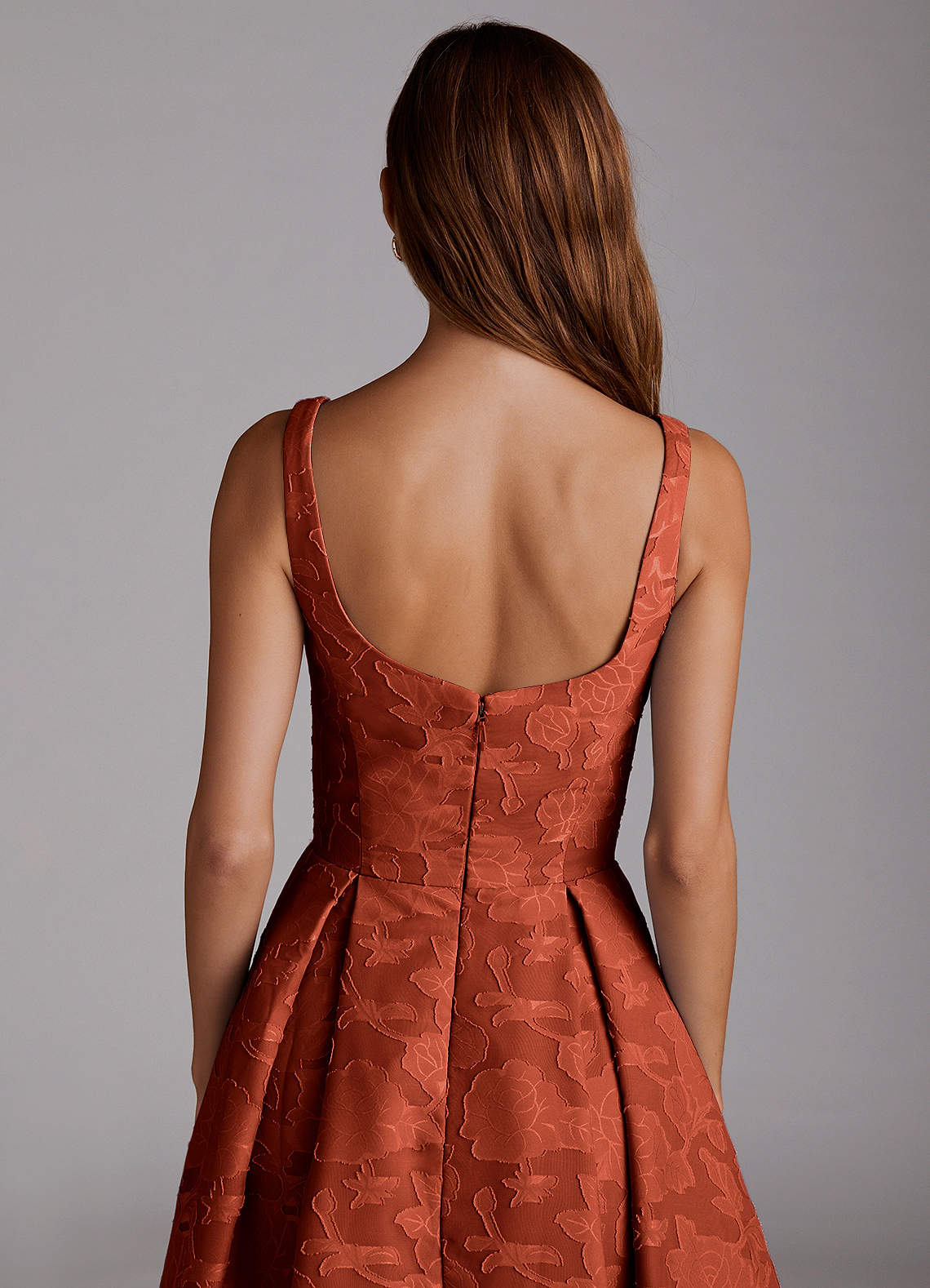 Azazie Amalie Robes de demoiselle d'honneur Robe Trapèze en Blumen-Burnout Plissée Auburn image5
