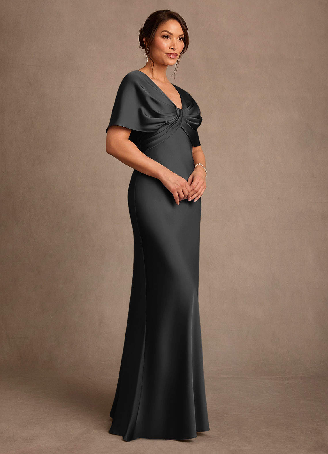 Azazie Dosia vestidos de madre de la novia Vestido de Negro de Satén Elástico de Corte Recto con Plisado image1