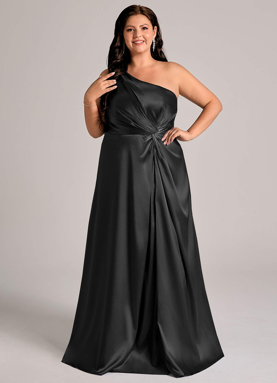 Azazie Brooke Essayer des robes à la maison Robe Trapèze en Satiné métallisé Une épaule Noir image9