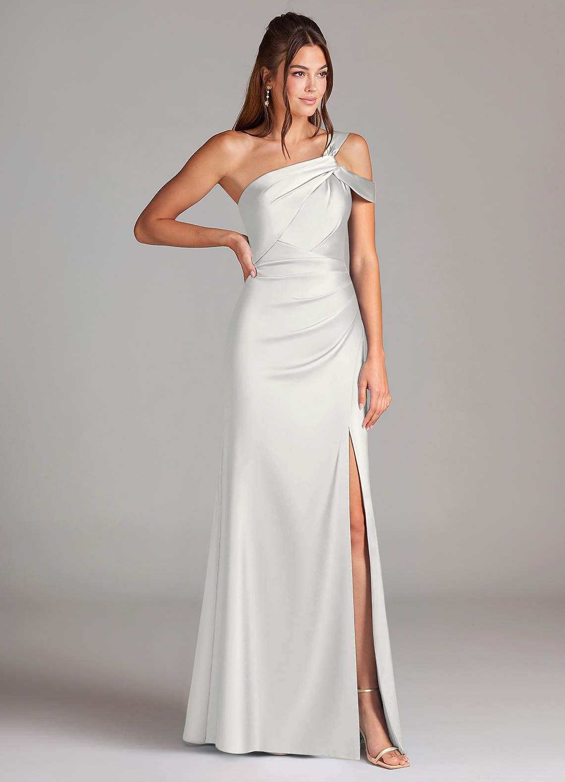 Azazie Wynter Vestidos de damas de honor Vestido de Blanco de Satén Elástico de Corte Recto con Hombro unilateral image3