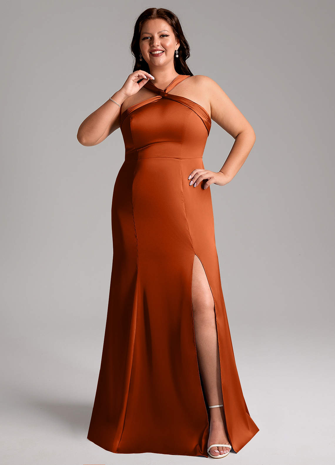 Azazie Rue Robes de demoiselle d'honneur Robe Trapèze en Satin extensible Plissée Orange Brûlée image1