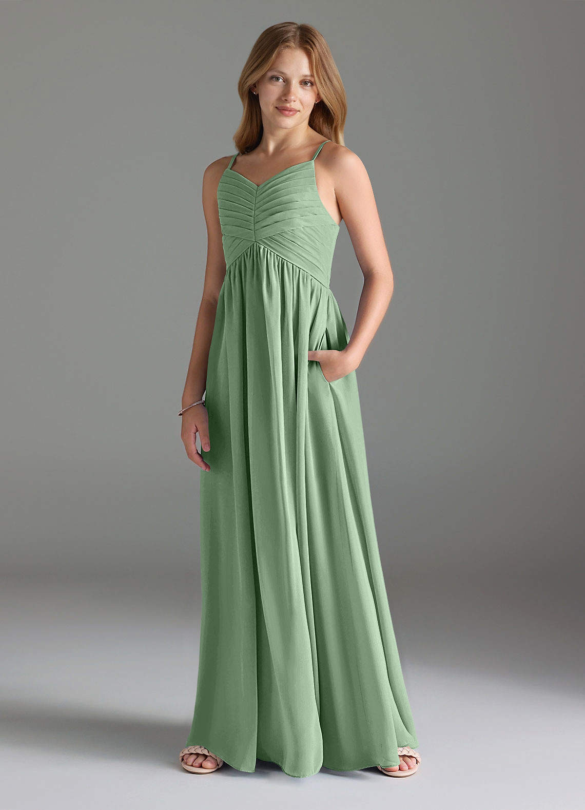 Azazie Alia Junior Robe Trapèze en Mousseline de soie Plissée Matcha image1