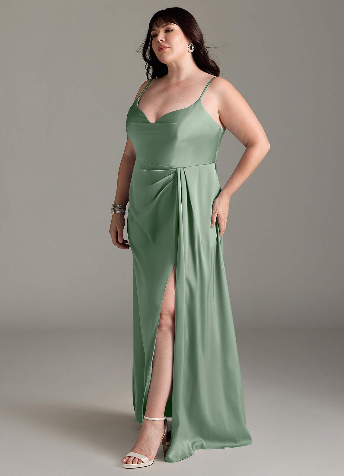 Azazie Brielle Robes de demoiselle d'honneur Robe Trapèze en Satin extensible Bretelles spaghetti Matcha image9