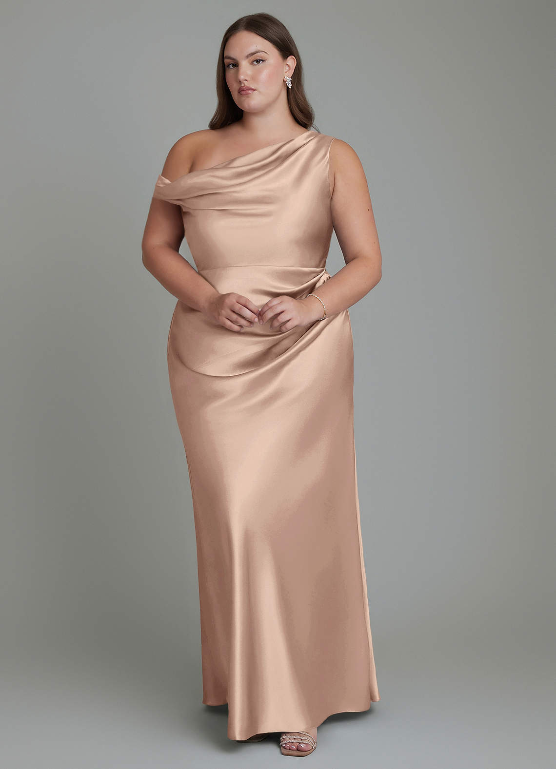 Azazie Emerson Vestidos de damas de honor Vestido Gris Pardo de Satén Metálico de Corte Sirena con Hombros descubiertos image1