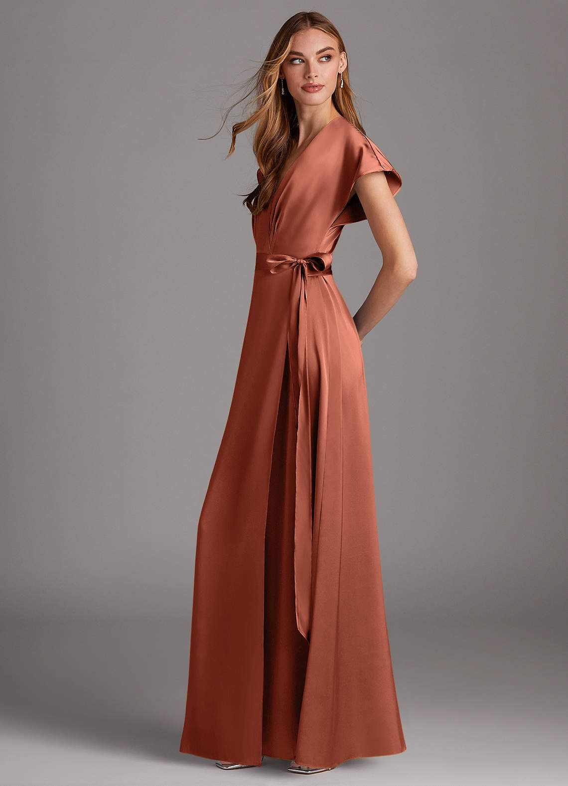 Azazie Nico Robes de demoiselle d'honneur Robe Trapèze en Satin extensible Col en V Argile image1