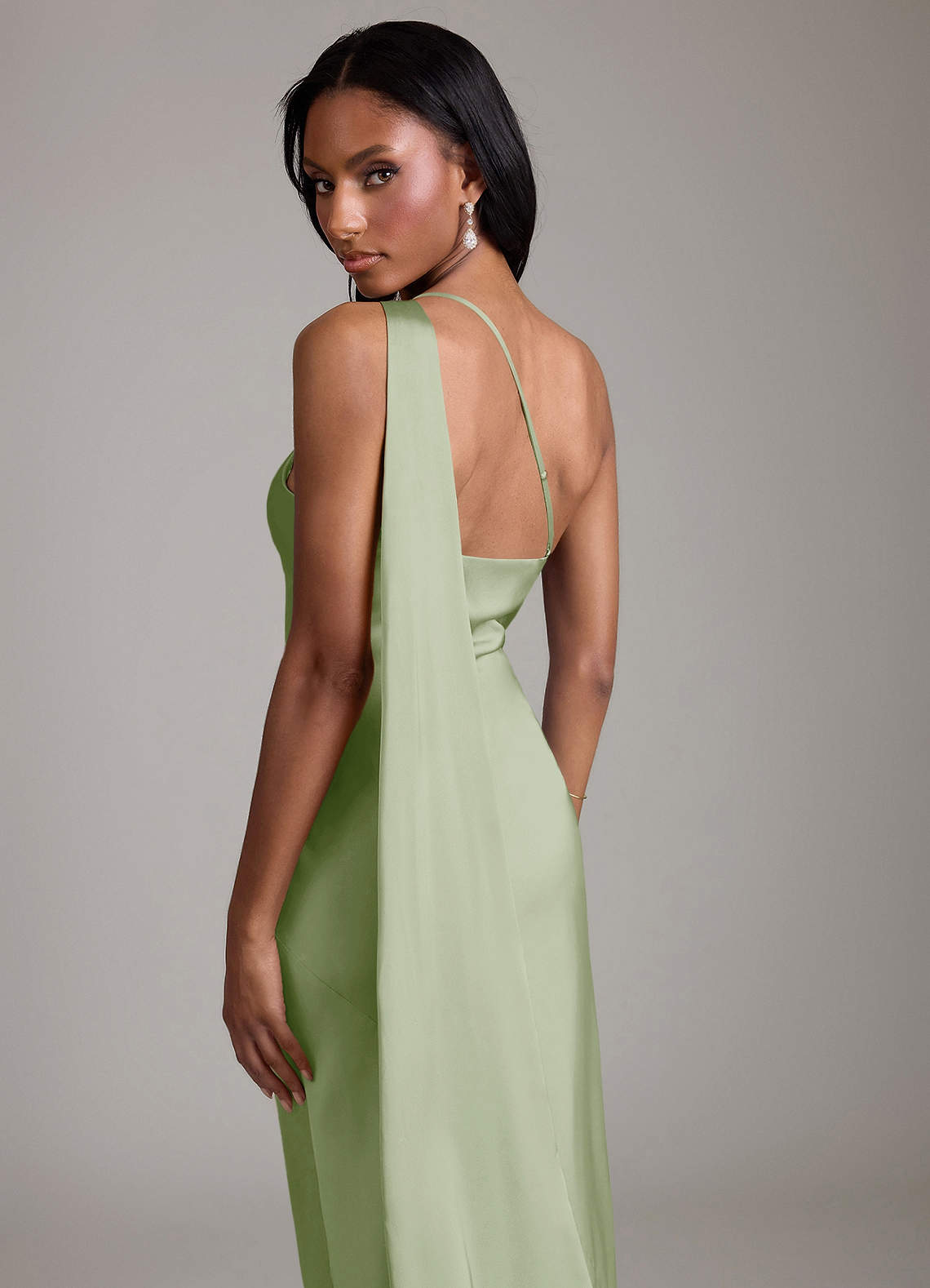Azazie Juniper Robes de demoiselle d'honneur Robe Sirène en Satin extensible Une épaule Vert Sauge image1
