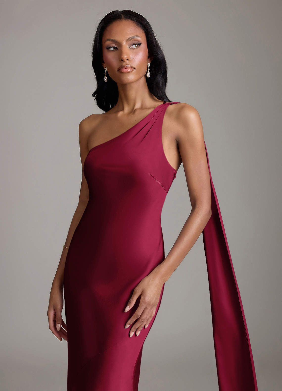 Azazie Juniper Vestidos de damas de honor Vestido de Borgoña de Satén Elástico de Corte Sirena con Hombro unilateral image2