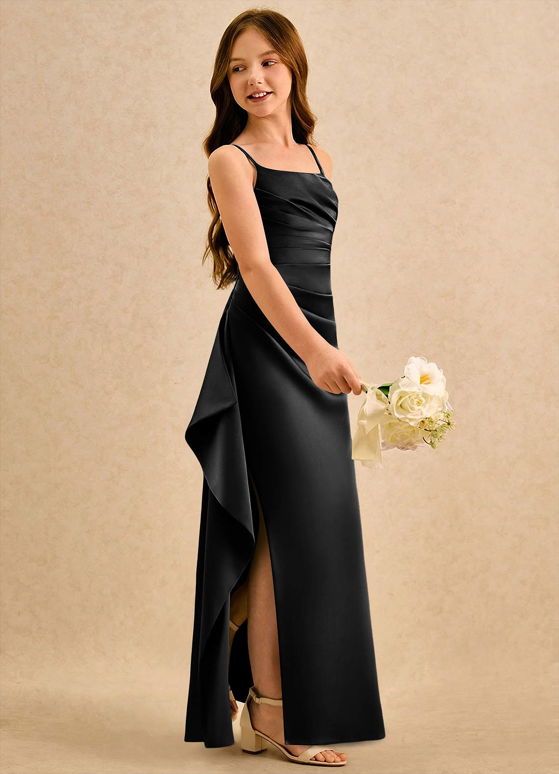 Azazie Cannoli Girls Formal Robe Demoiselle D'honneur Fillette Robe Trapèze en Mat Satiné Plissée Noir image3