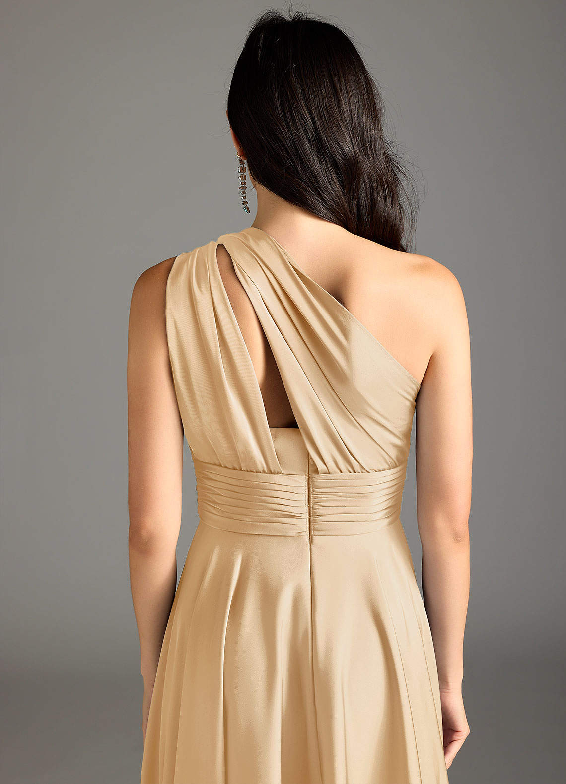 Azazie Charlize Robes de demoiselle d'honneur Robe Trapèze en Satin extensible Une épaule Or image7