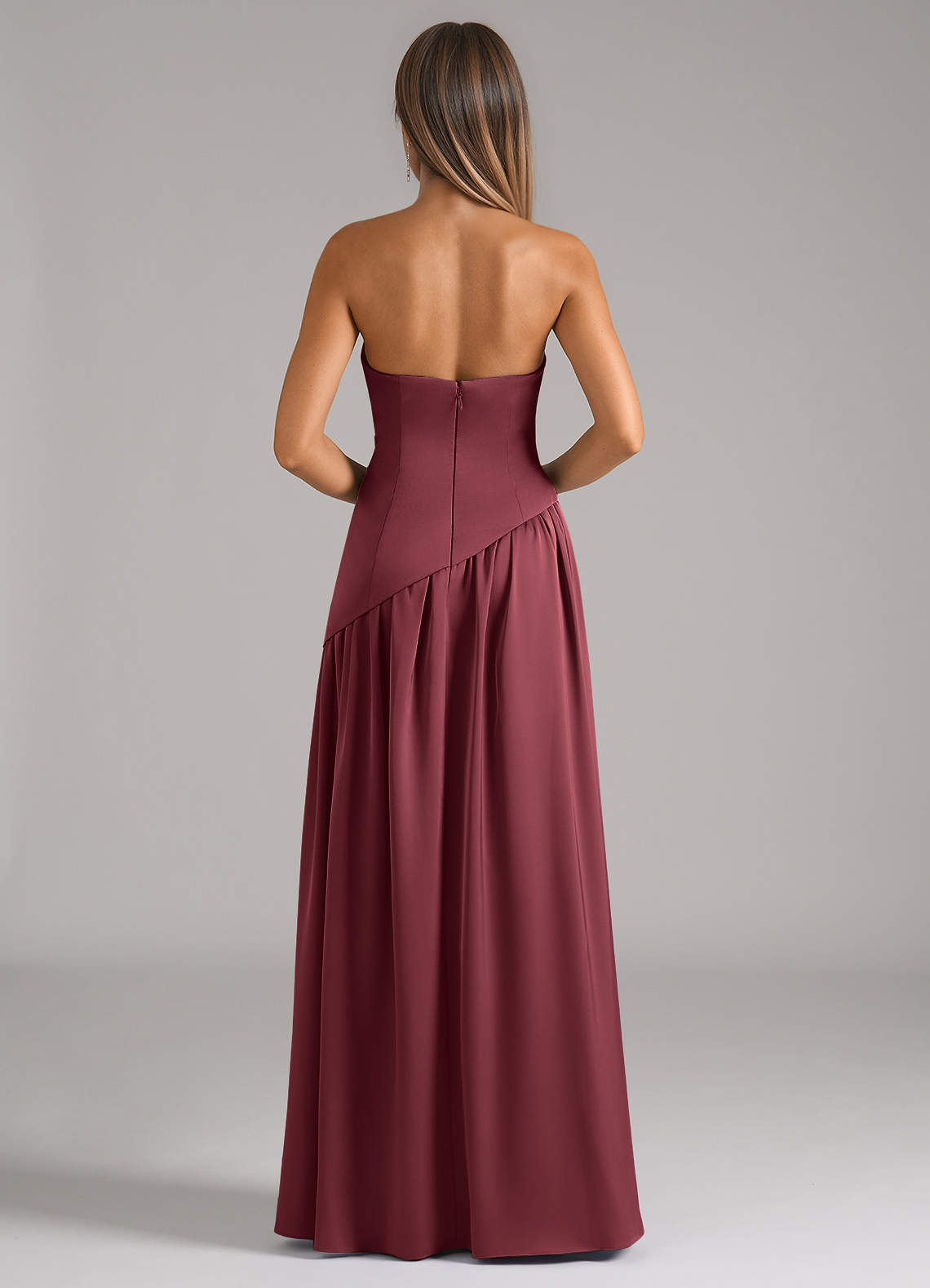 Azazie Adeline Vestidos de damas de honor Vestido de Merlot de Satén Elástico de Corte en A Convertible con Sin tirantes image4