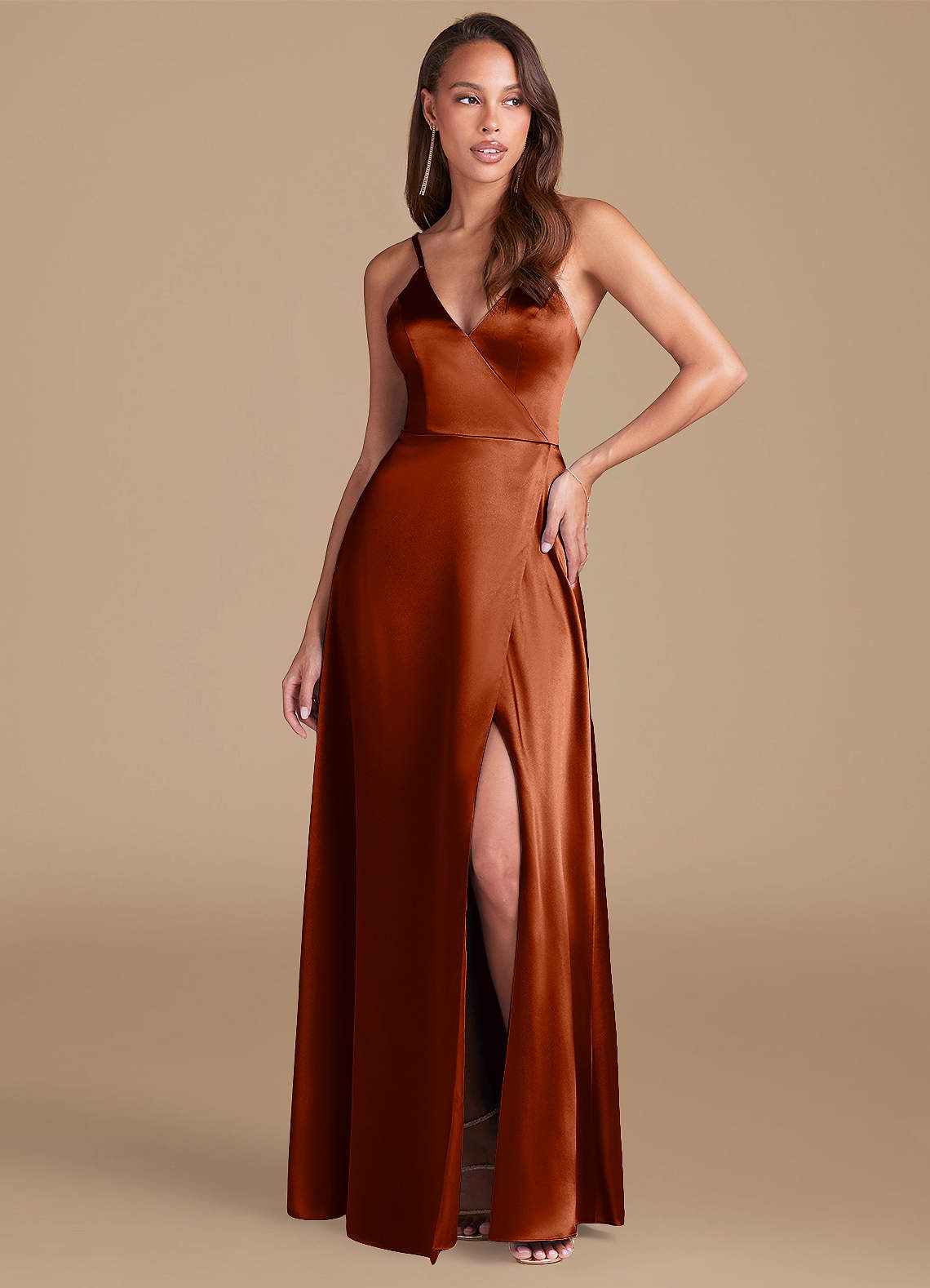 Azazie Maksim Probar vestidos en casa Vestido de Castaño de Satén Metálico de Corte en A image1