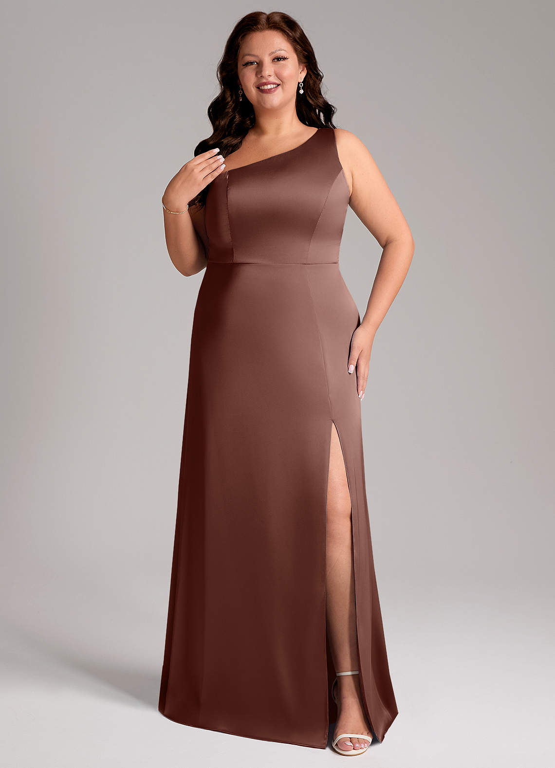 Azazie Phaedra Robes de demoiselle d'honneur Robe Trapèze en Satin extensible Ue épaule Expresso image1
