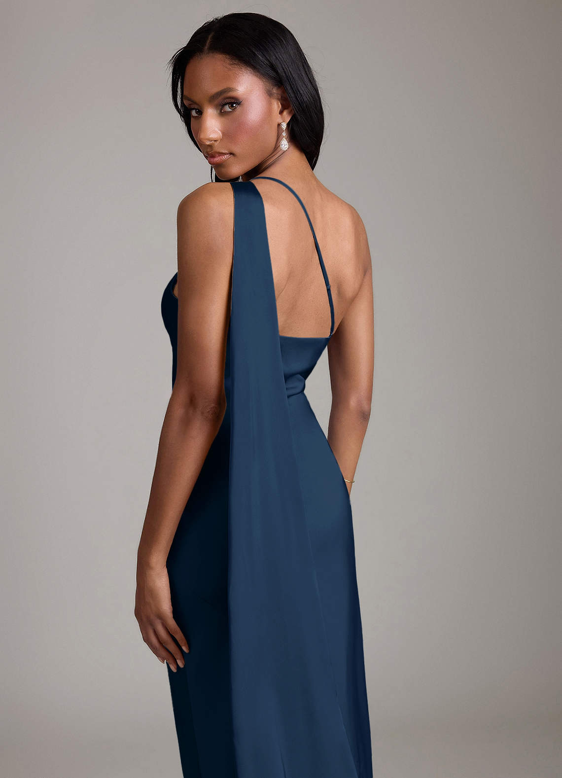 Azazie Juniper Vestidos de madrinha de casamento Vestido Azul Marinho de Cetim elástico de sereia com Um ombro image1