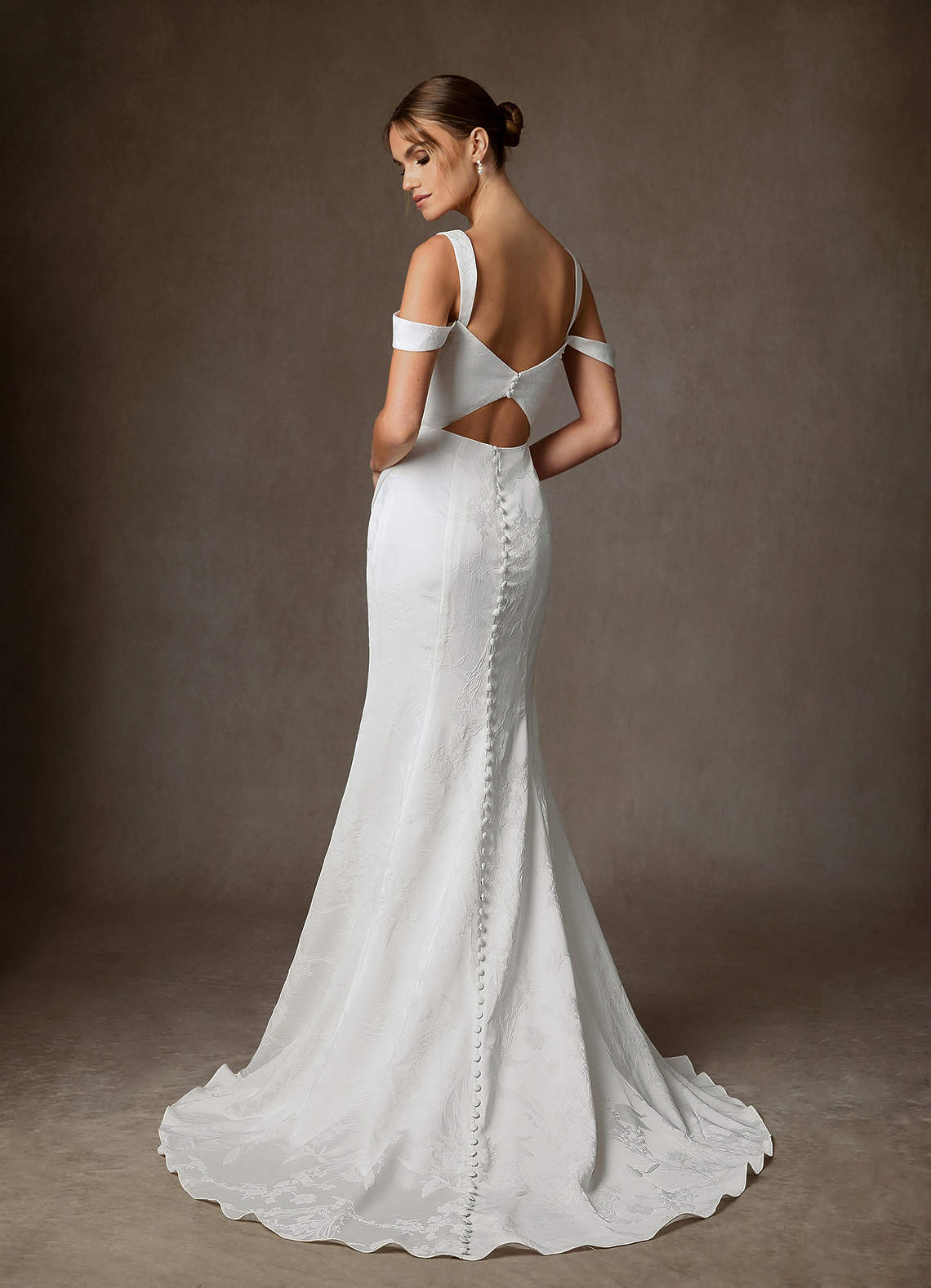 Azazie Tilly 웨딩드레스 쉬스 오프 더 숄더 플로럴 자카드 스윕 트레인 드레스 image1