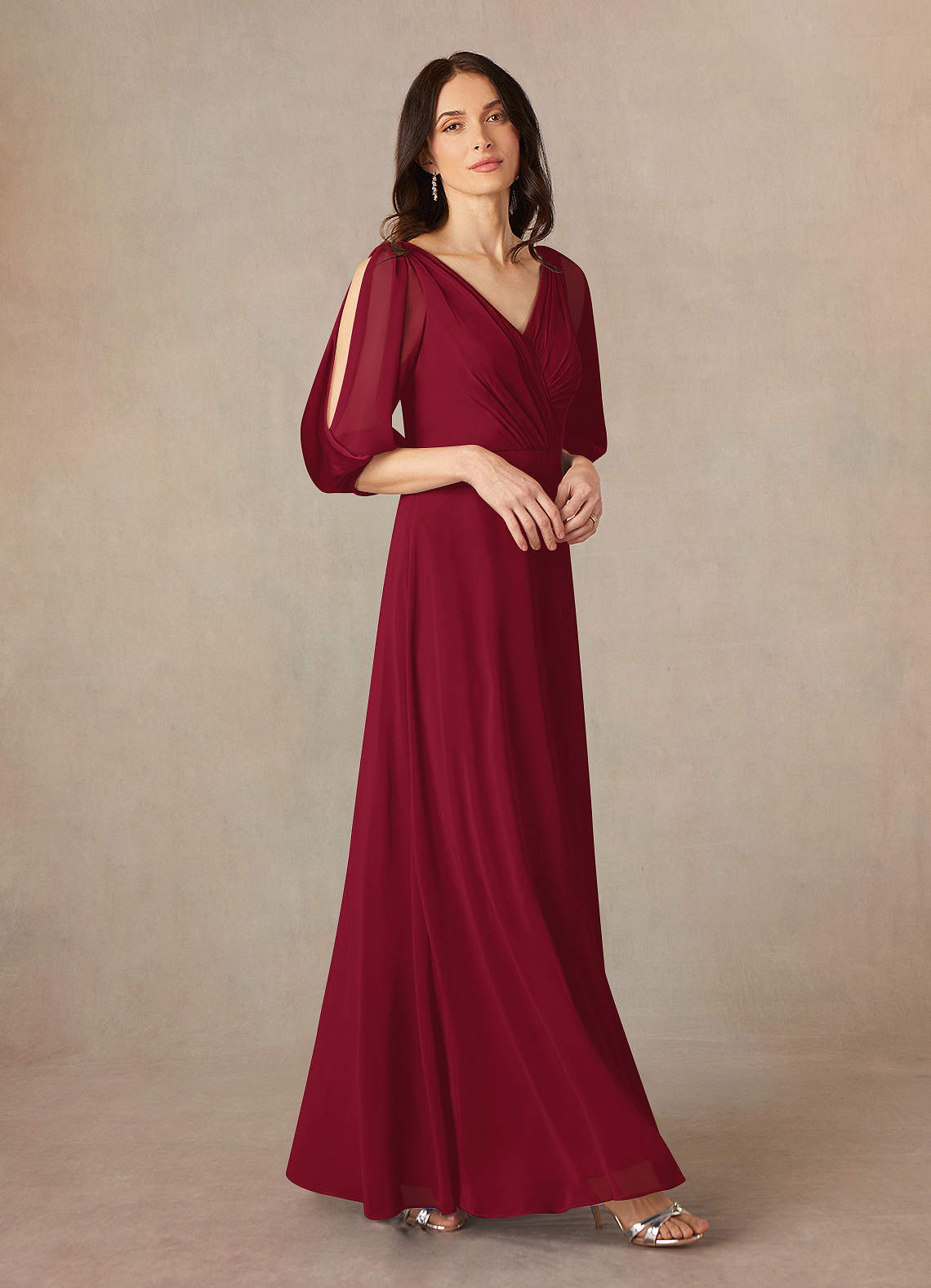 Azazie Bronwyn vestidos de madre de la novia Vestido de Borgoña de Gasa de Corte En A con Cuello de pico fruncido image1