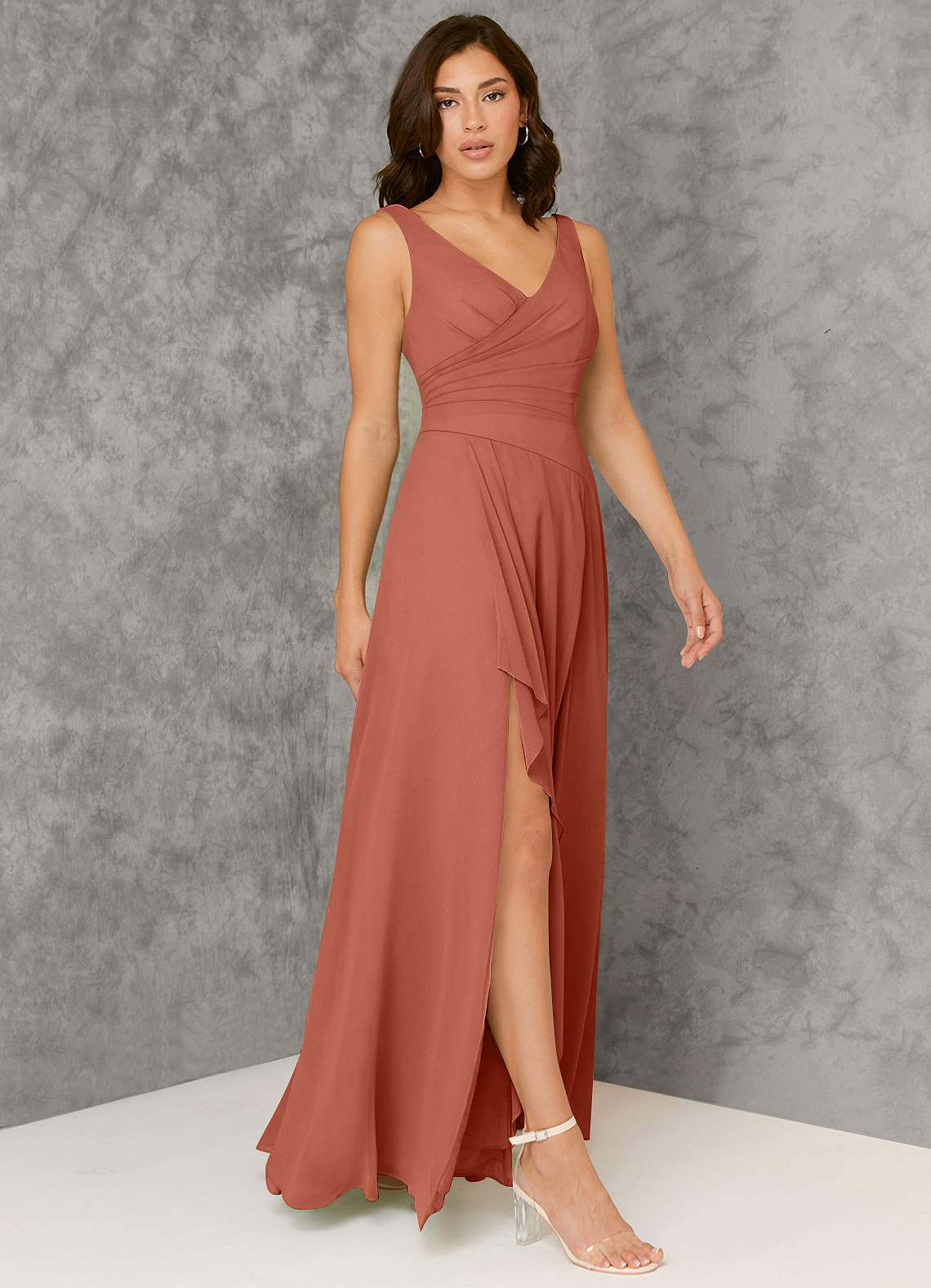 Azazie Kori Robes de demoiselle d'honneur Robe Trapèze en Mousseline de soie Plissée Argile image1