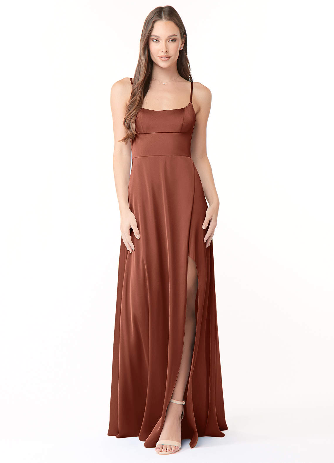 Azazie Halsey Robes de demoiselle d'honneur Robe Fourreau en Satin extensible Fente Latérale Argile image1