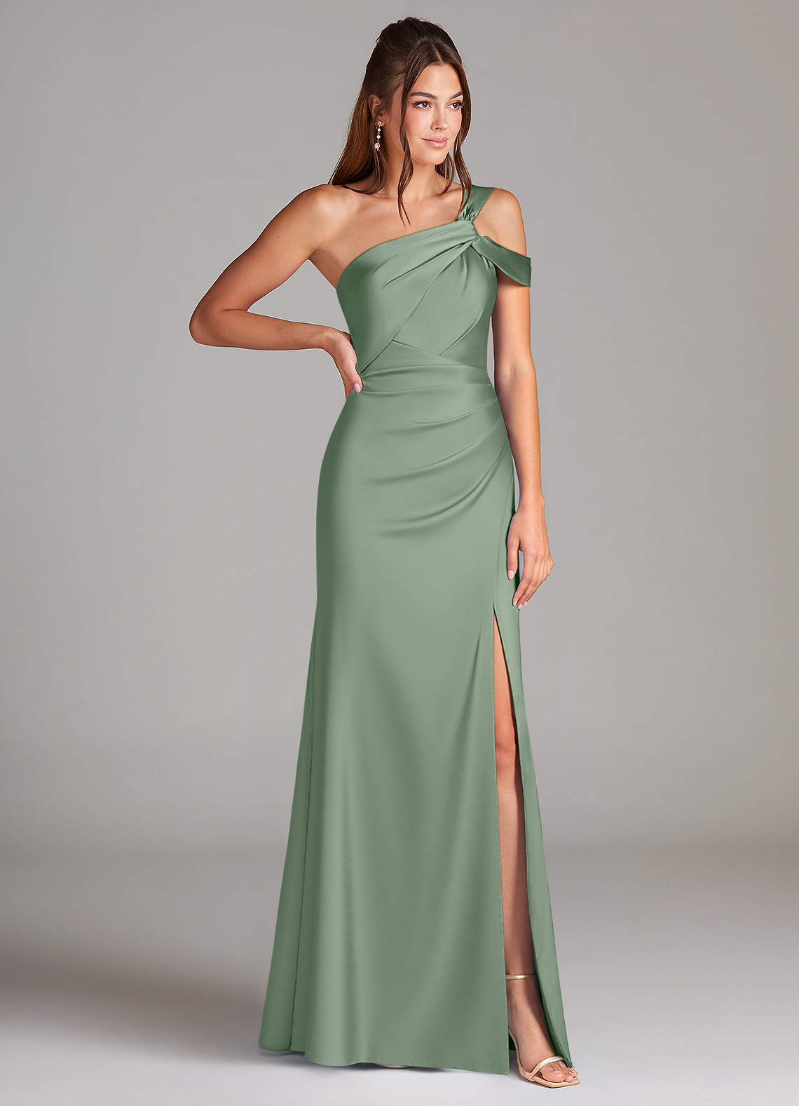 Azazie Wynter Vestidos de damas de honor Vestido de Matcha de Satén Elástico de Corte Recto con Vestidos sin tirantes image3