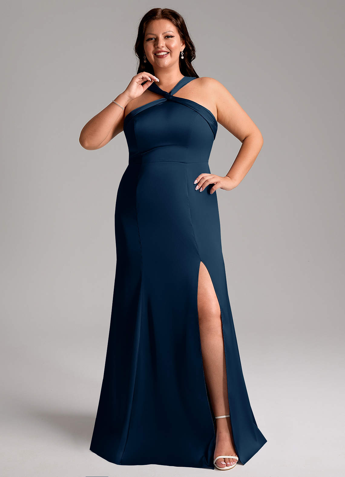 Azazie Rue Robes de demoiselle d'honneur Robe Trapèze en Satin extensible Plissée Bleu Marine Foncé image1