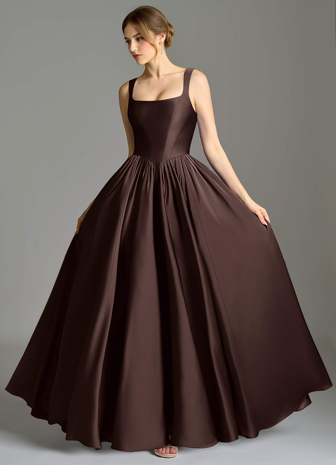 Azazie Verina Robes de demoiselle d'honneur Robe Trapèze en Satin extensible Plissée Ganache image3