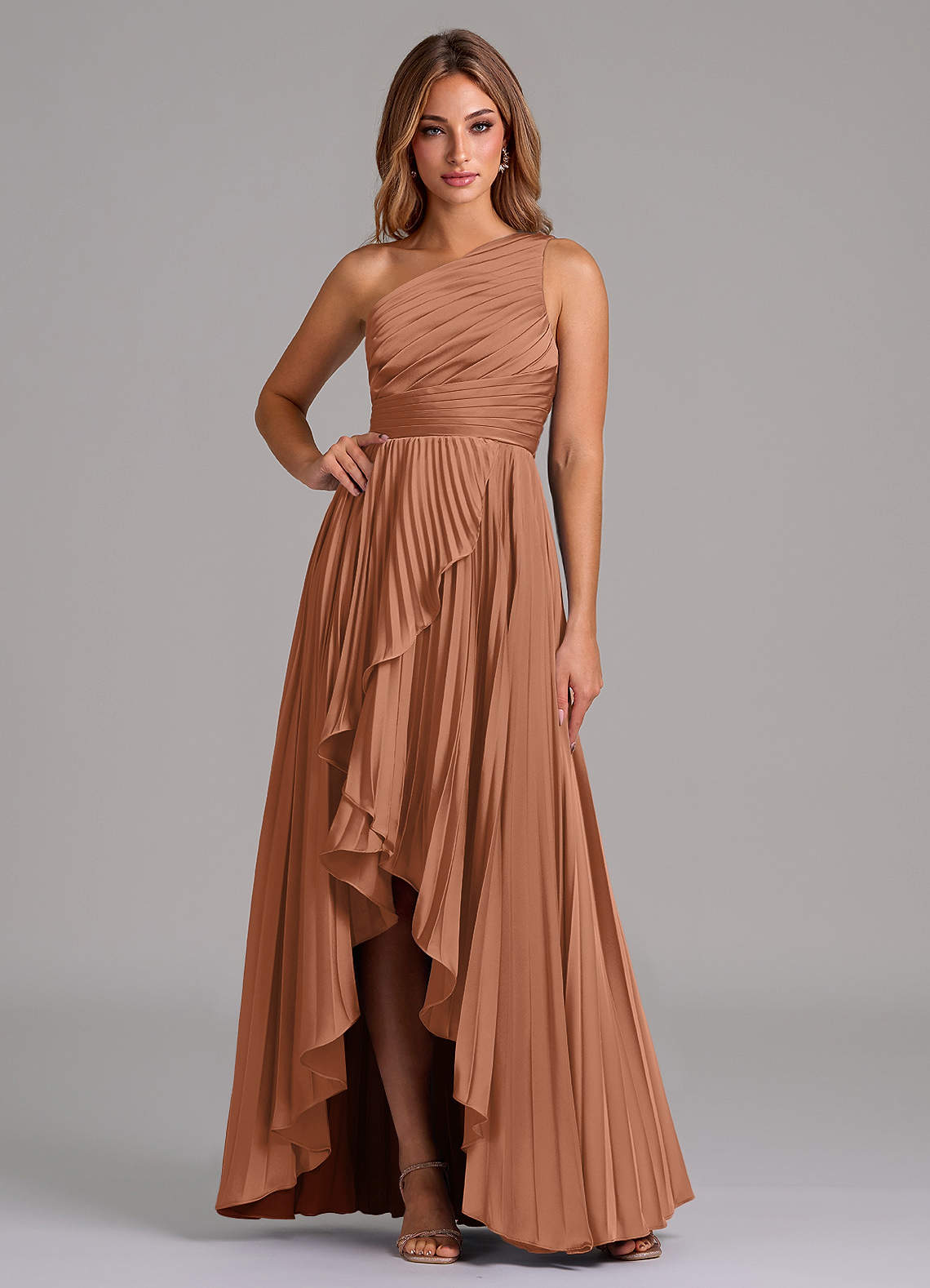 Azazie Lyrica Robes de demoiselle d'honneur Robe Trapèze en Satin extensible Ue épaule Bronze image1